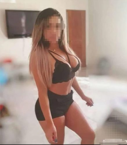 Benzersiz otelde buluşan eskort Esra