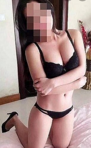 Çekici esmer kız Pelinsu