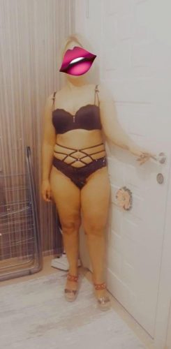 Etkileyici otelde buluşan kız Derya