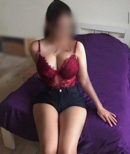 Kıvrak öpüşmeyi seven bayan özgen