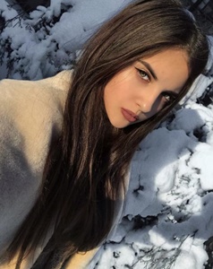 Neşeli olgun bayan Behice