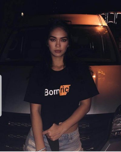 Şımarık otelde buluşan kız Burcu